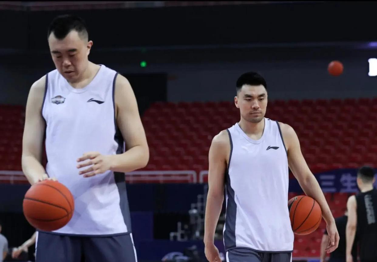 辽宁男篮全队备战下一场重要比赛