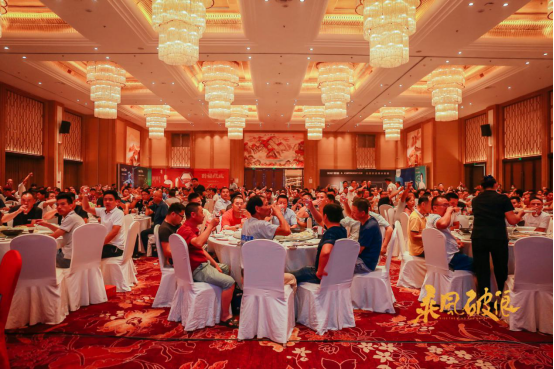包含豪门球队在锦标赛中乘风破浪，表现非凡的词条
