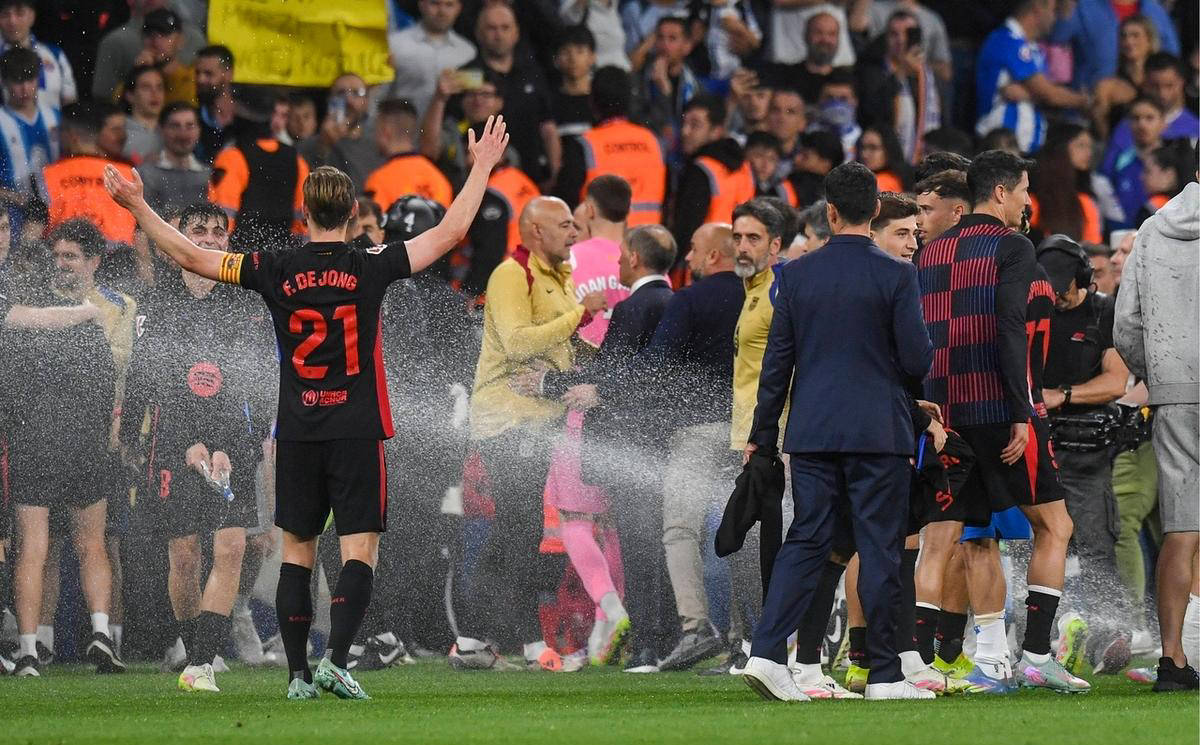 包含巴萨战胜巴伦西亚，压哨进球引爆全场欢呼的词条