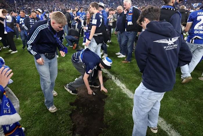 星空体育直播-沃尔夫斯堡队员大秀球技，赢得球迷掌声