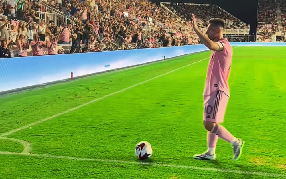 沃尔夫斯堡队员大秀球技，赢得球迷掌声