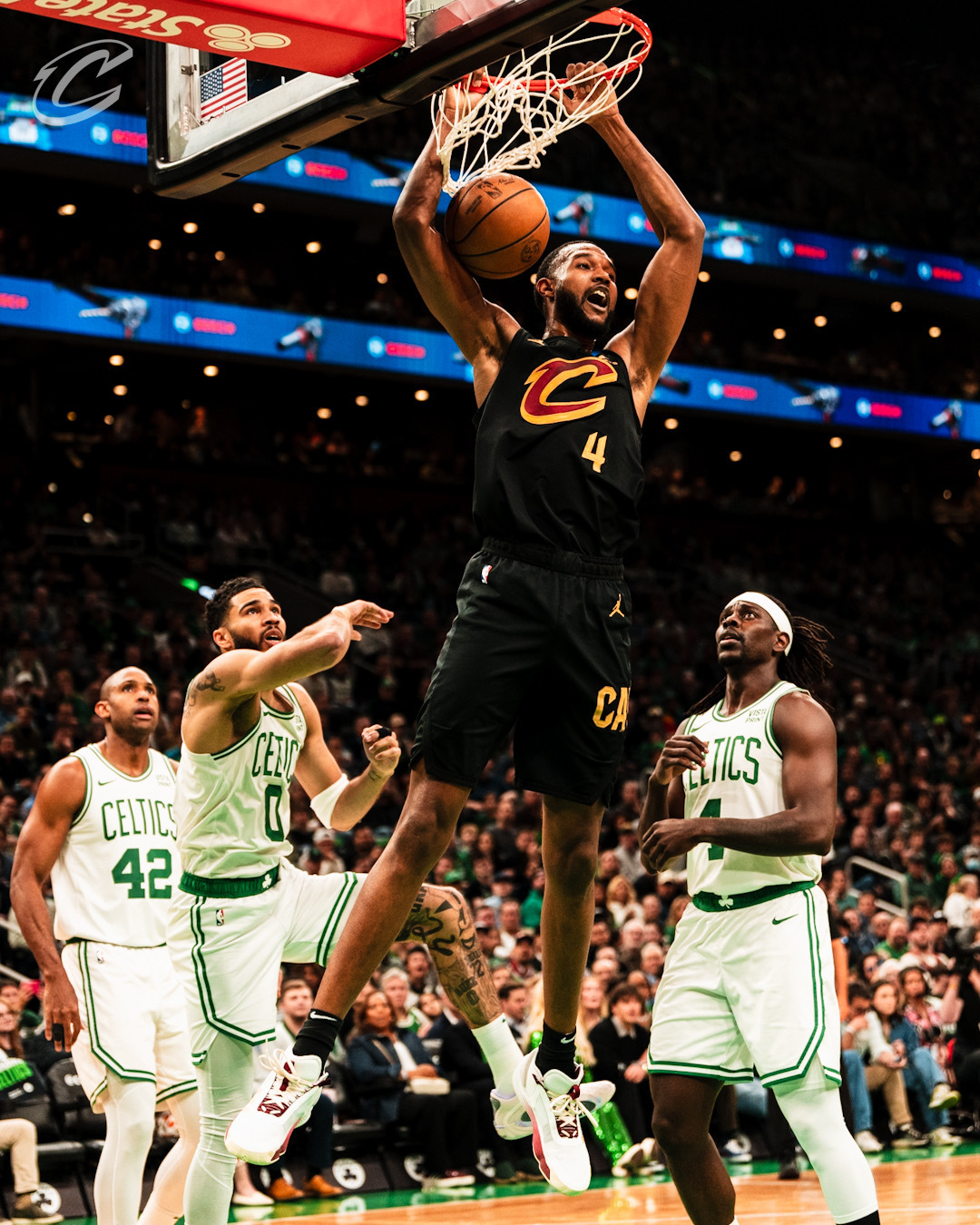 詹姆斯披荆斩棘，骑士队坚持努力追梦