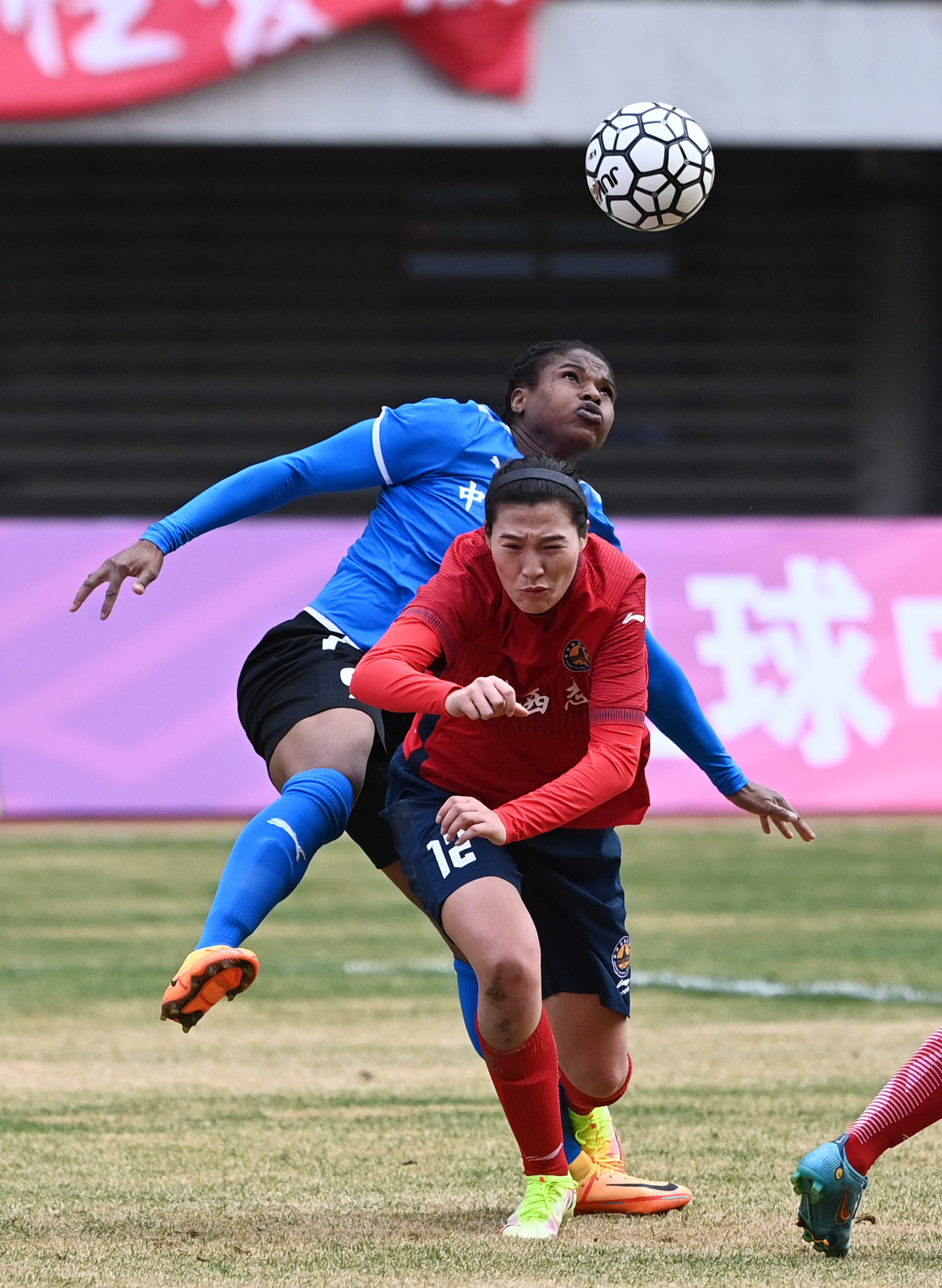 关于足球比赛中女子选手技压群芳的信息