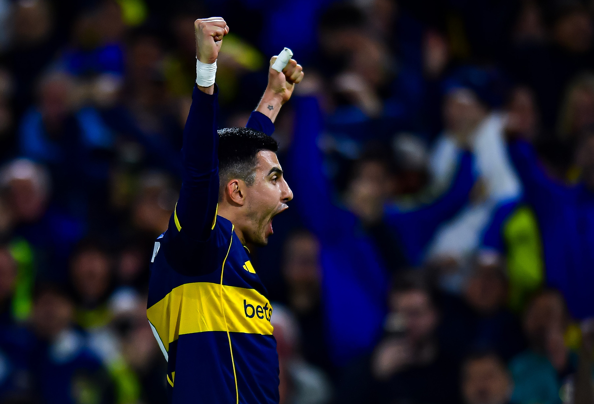 著名足球比赛中球员的出色表现备受关注