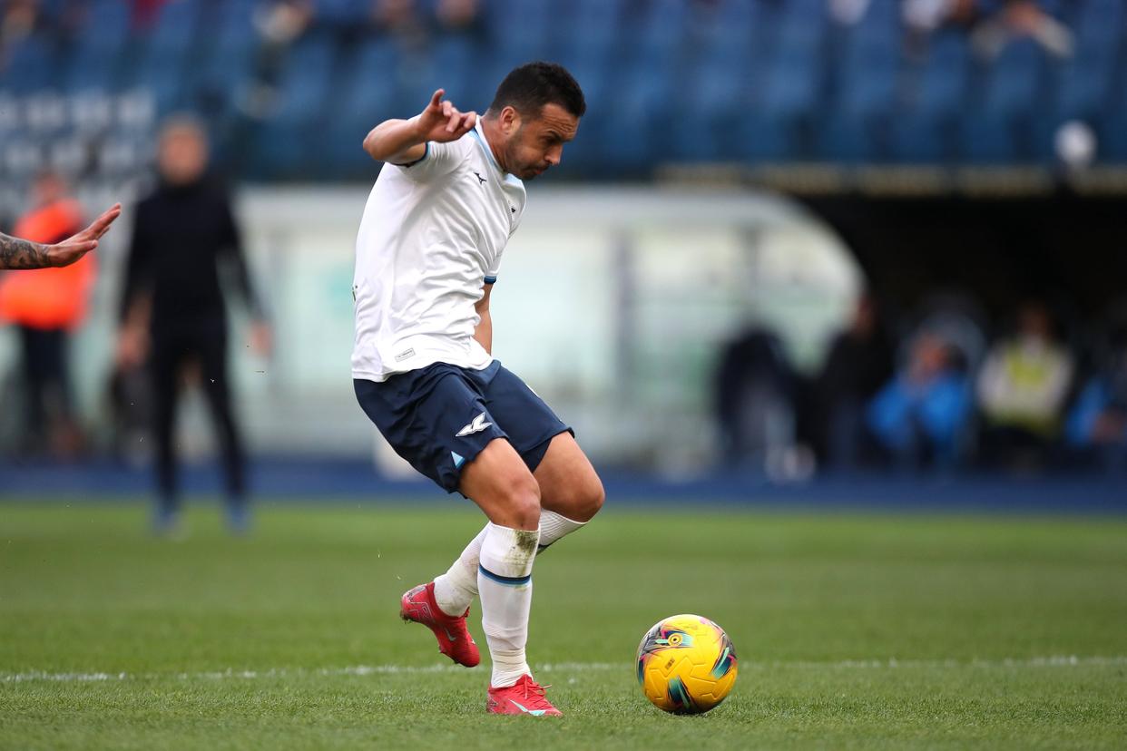 星空体育官网入口-拉齐奥球员庆祝进球，球队升至联赛榜首